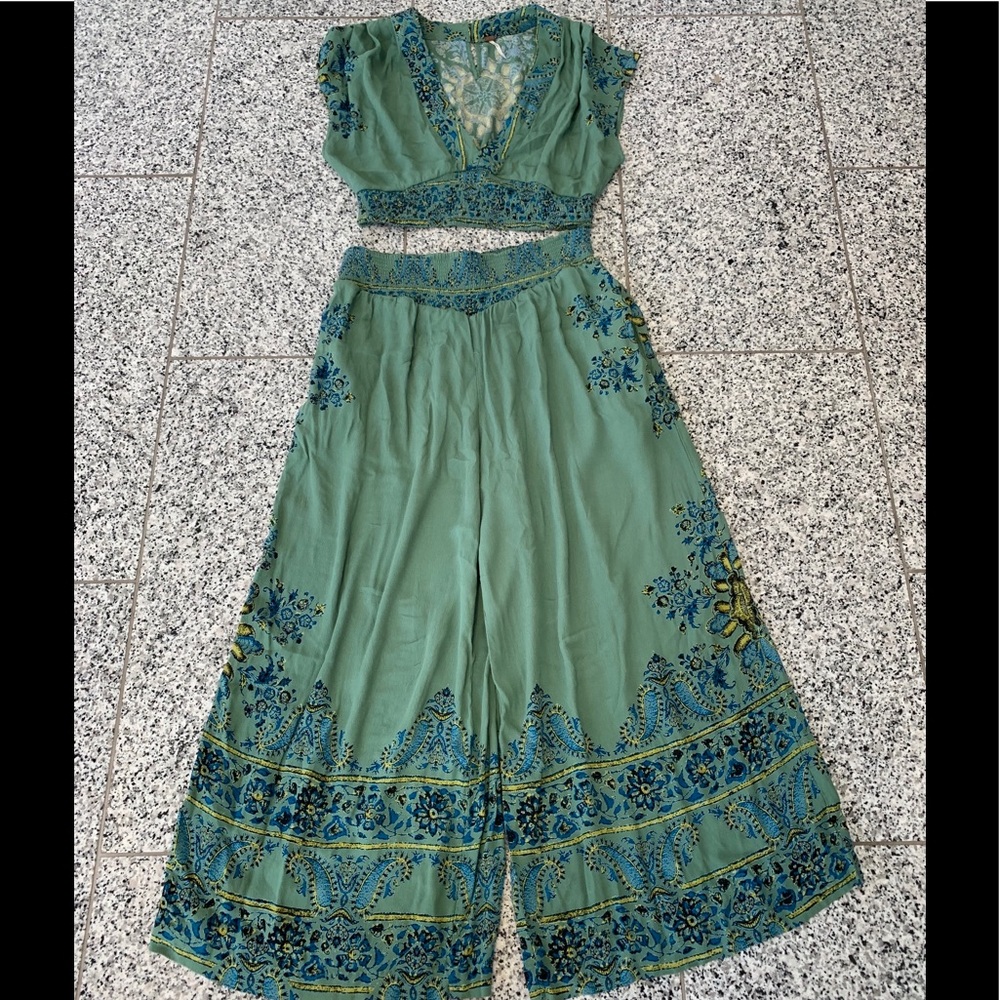 FREE PEOPLE *stunning* Crop Top & Pants Set with a RITZY RICH GIRL BOHEMIAN VIBE